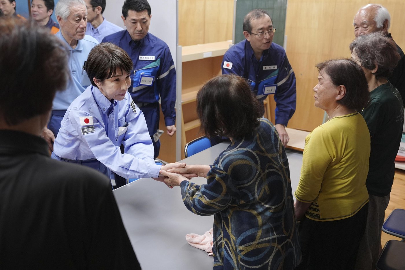 Prime minister visits quake-hit southern Japan as cleanup begins in intense heat | iNhome