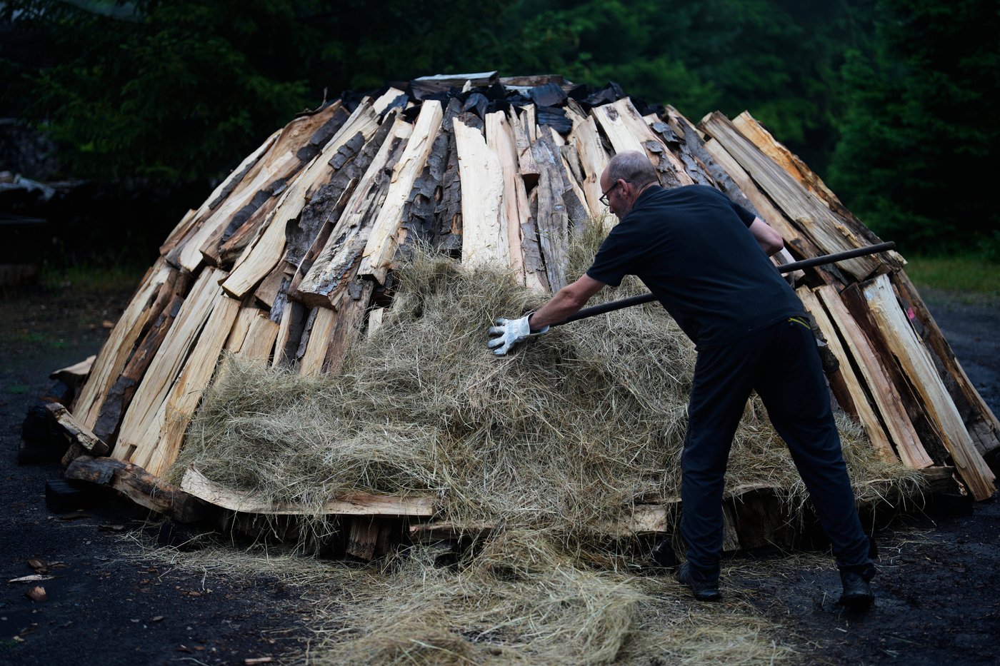 Brothers keep Germany’s ancient charcoal-burning tradition alive, in photos | iNFOnews.ca