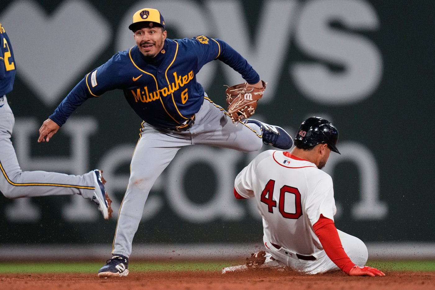 Brewers beat stumbling Red Sox 8-6 behind Mitchell's tiebreaking single and 3 hits from Yelich | iNFOnews.ca