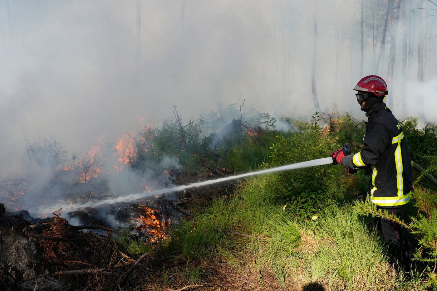 France evacuates 4,000 people as heat threatens wildfire fight across southwestern Europe | iNFOnews.ca