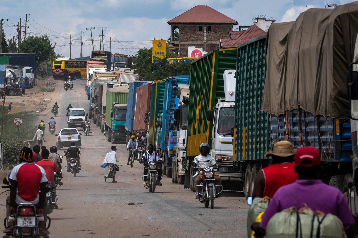 Traders face big losses after Uganda closes Congo border over Ebola contagion fears | iNFOnews.ca