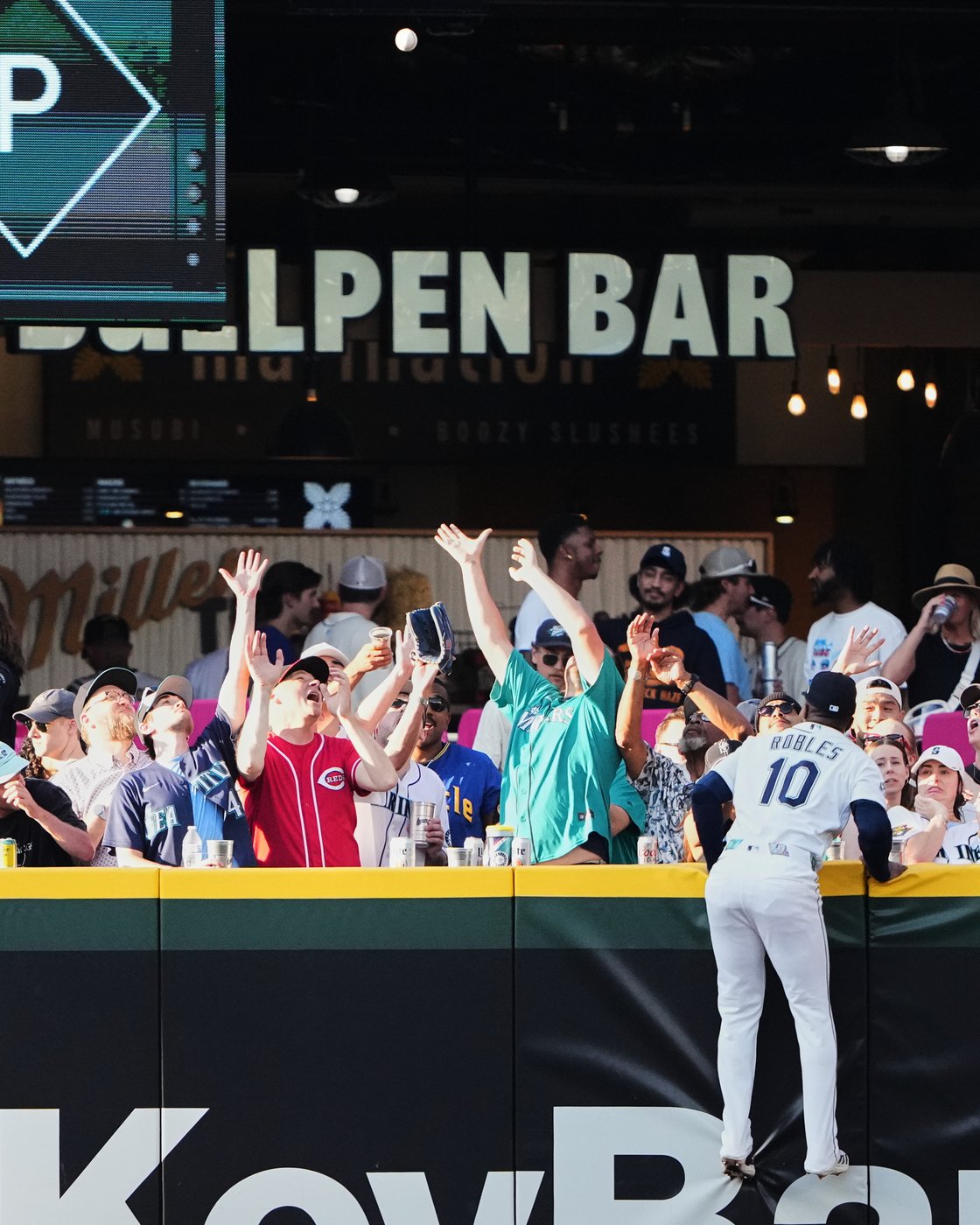 Suárez homers against former team and Burns throws 5 scoreless innings as Reds beat Mariners 4-2 | iNFOnews.ca Suárez homers against former team and Burns throws 5 scoreless innings as Reds beat Mariners 4-2 | iNFOnews.ca