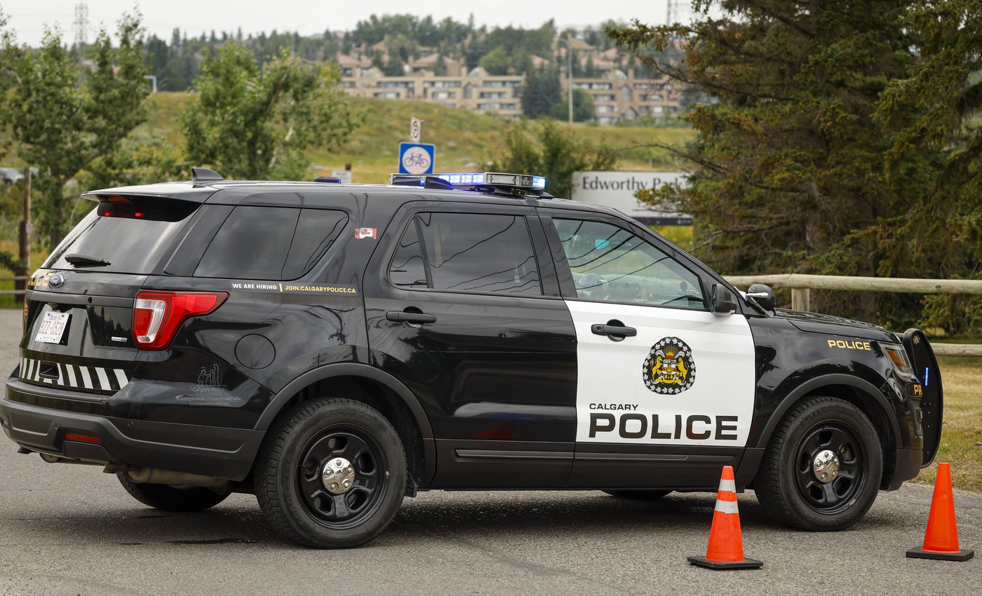 Calgary officer shot, suspect dead after dramatic chase and gunfire in city park | iNFOnews.ca Calgary officer shot, suspect dead after dramatic chase and gunfire in city park | iNFOnews.ca