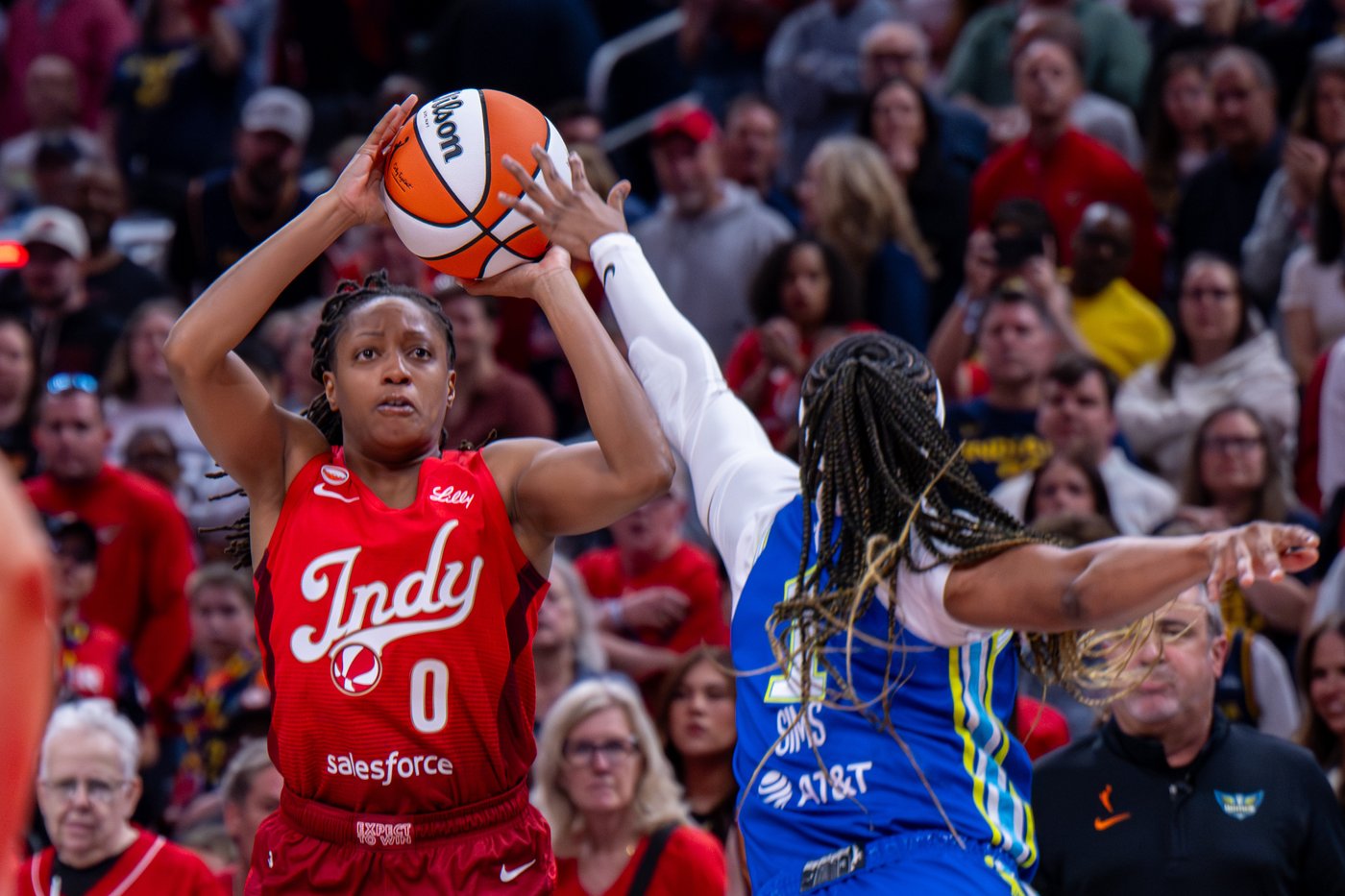Caitlin Clark-Paige Bueckers matchup highlights WNBA's big opening weekend | iNFOnews.ca