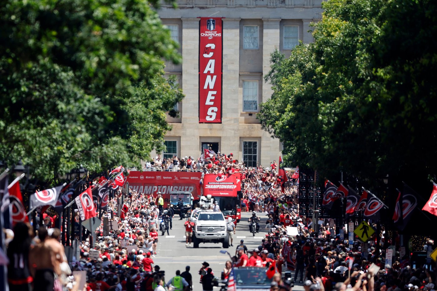 Hurricanes fans jam into downtown Raleigh for team's Stanley Cup parade, celebration | iNFOnews.ca