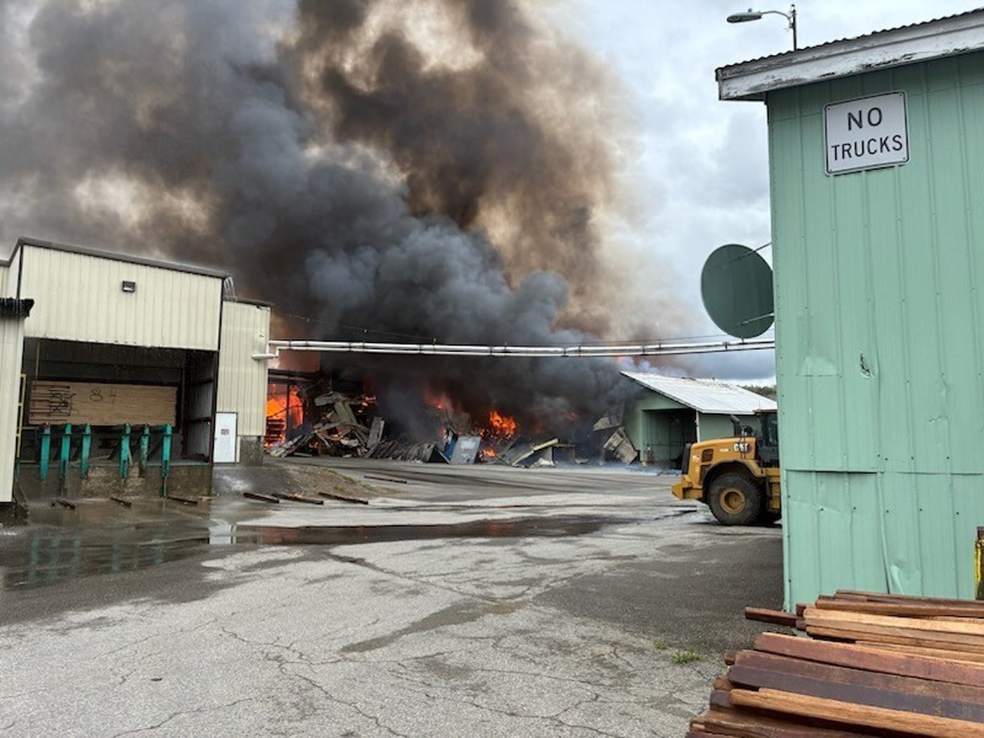 Firefighter killed, 11 injured in lumber mill explosion and massive fire in Maine | iNFOnews.ca