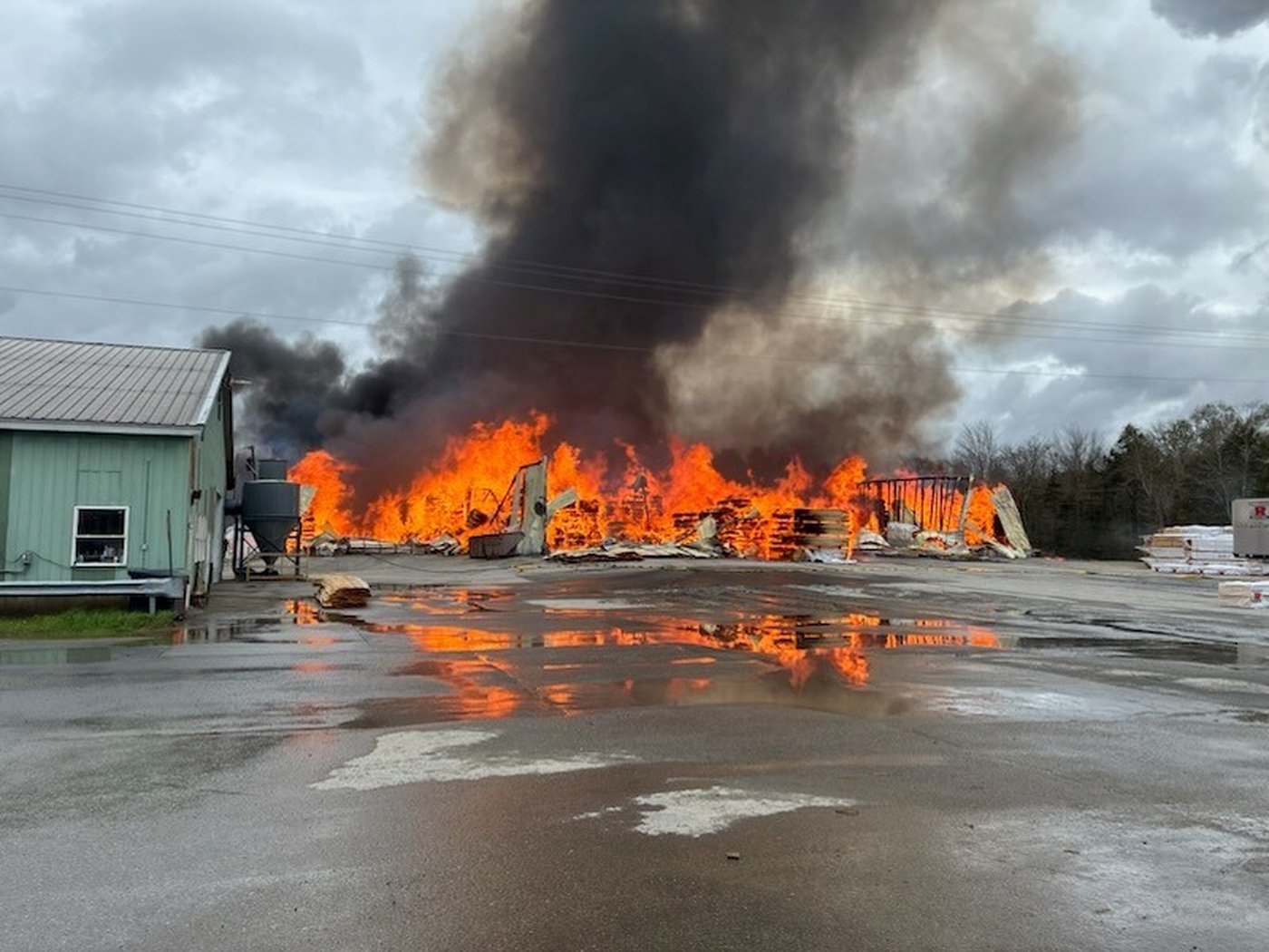 Firefighter killed, 11 injured in lumber mill explosion and massive fire in Maine | iNFOnews.ca