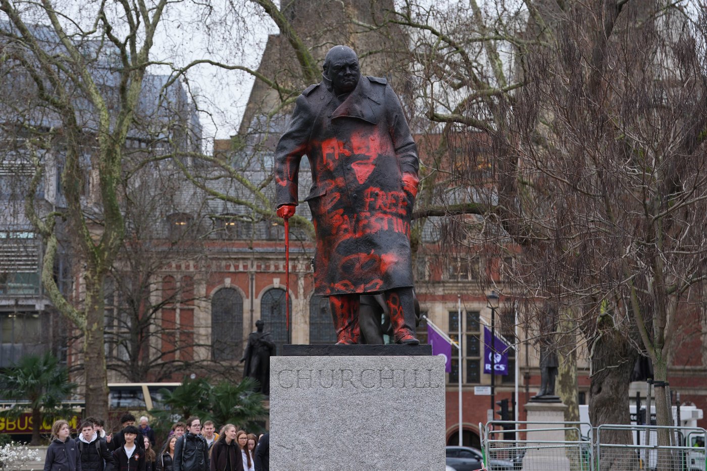 Suspect arrested after Churchill statue in London defaced with pro-Palestinian graffiti | iNFOnews.ca Suspect arrested after Churchill statue in London defaced with pro-Palestinian graffiti | iNFOnews.ca
