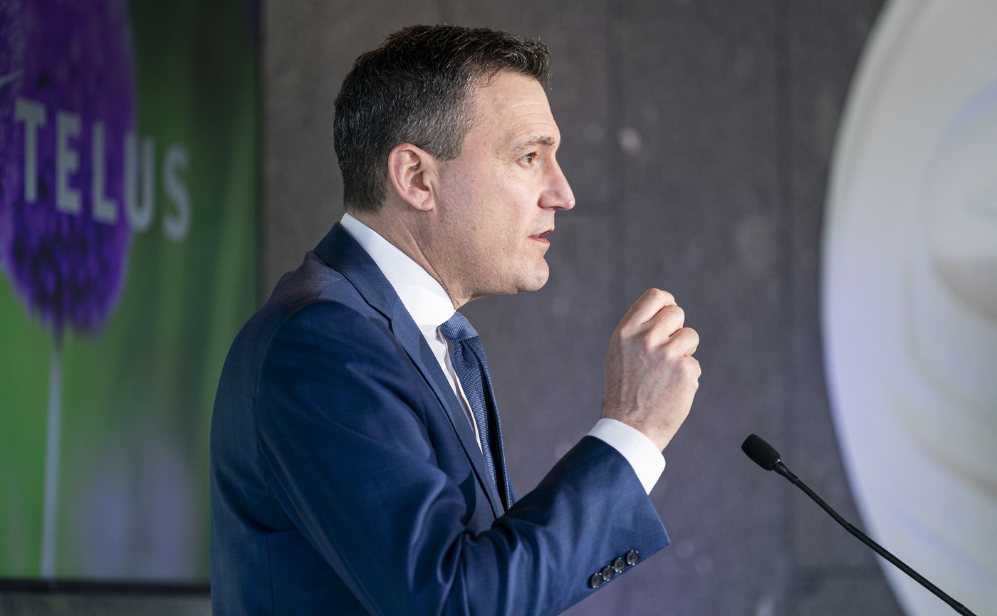 Telus and feds announce AI data cluster in B.C. to boost 'sovereign' computing power | iNFOnews.ca
