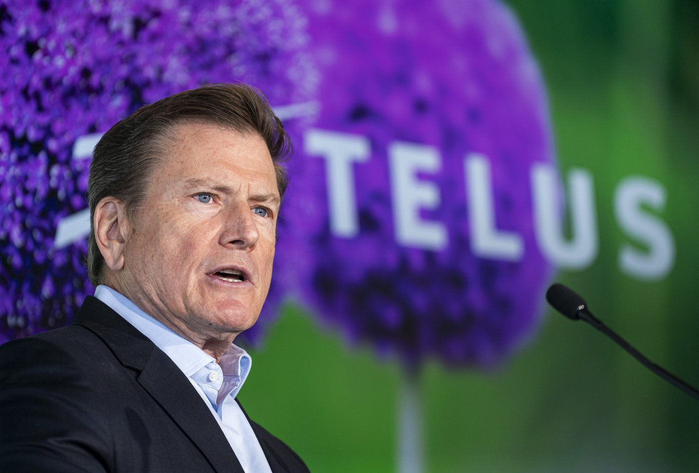 Telus and feds announce AI data cluster in B.C. to boost 'sovereign' computing power | iNFOnews.ca