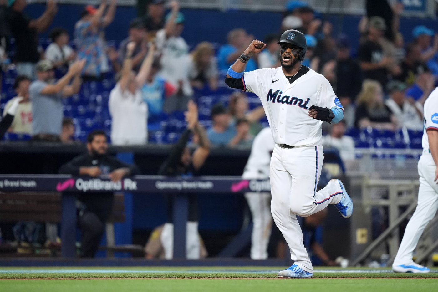 Conine puts Marlins ahead for good with eighth inning pinch-hit homer, Marlins defeat Phillies 8-6 | iNFOnews.ca