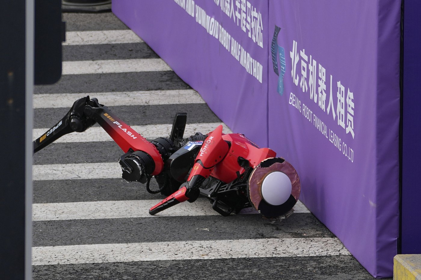 A humanoid robot sprints past the human half-marathon world record in Beijing race | iNFOnews.ca
