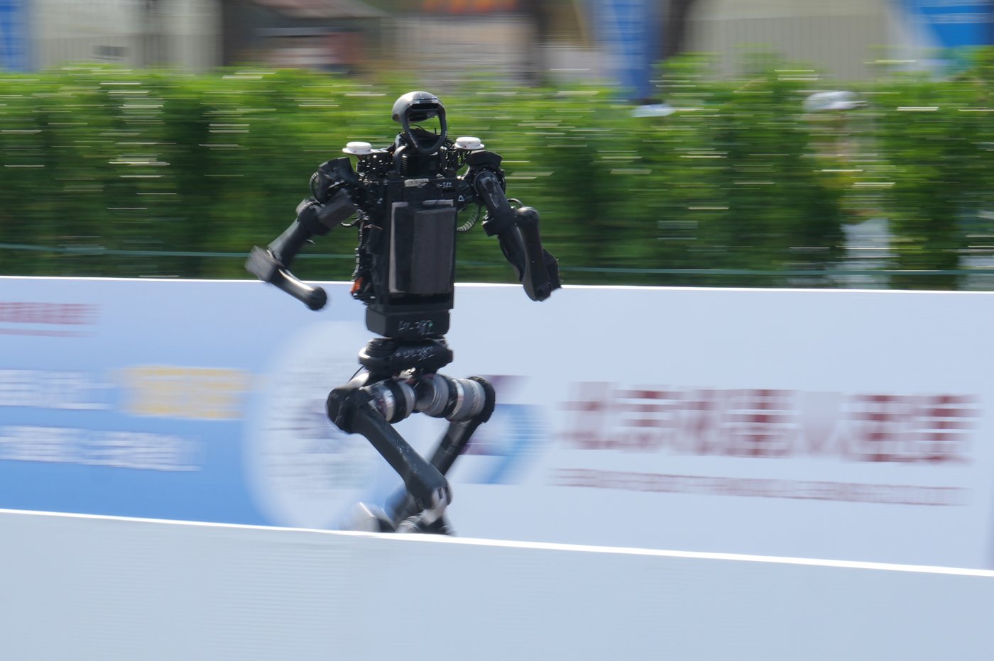 A humanoid robot sprints past the human half-marathon world record in Beijing race | iNFOnews.ca