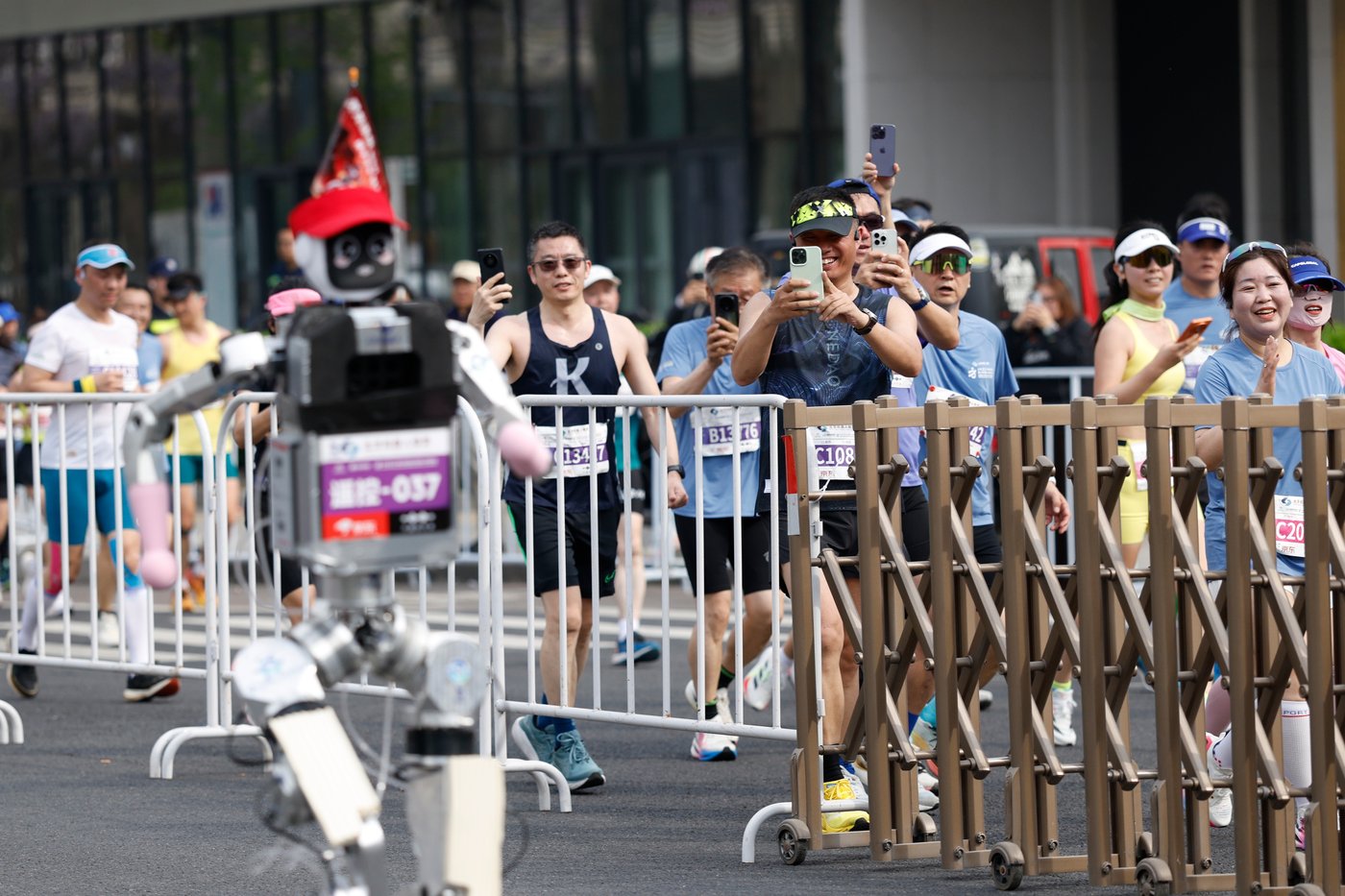 A humanoid robot sprints past the human half-marathon world record in Beijing race | iNFOnews.ca