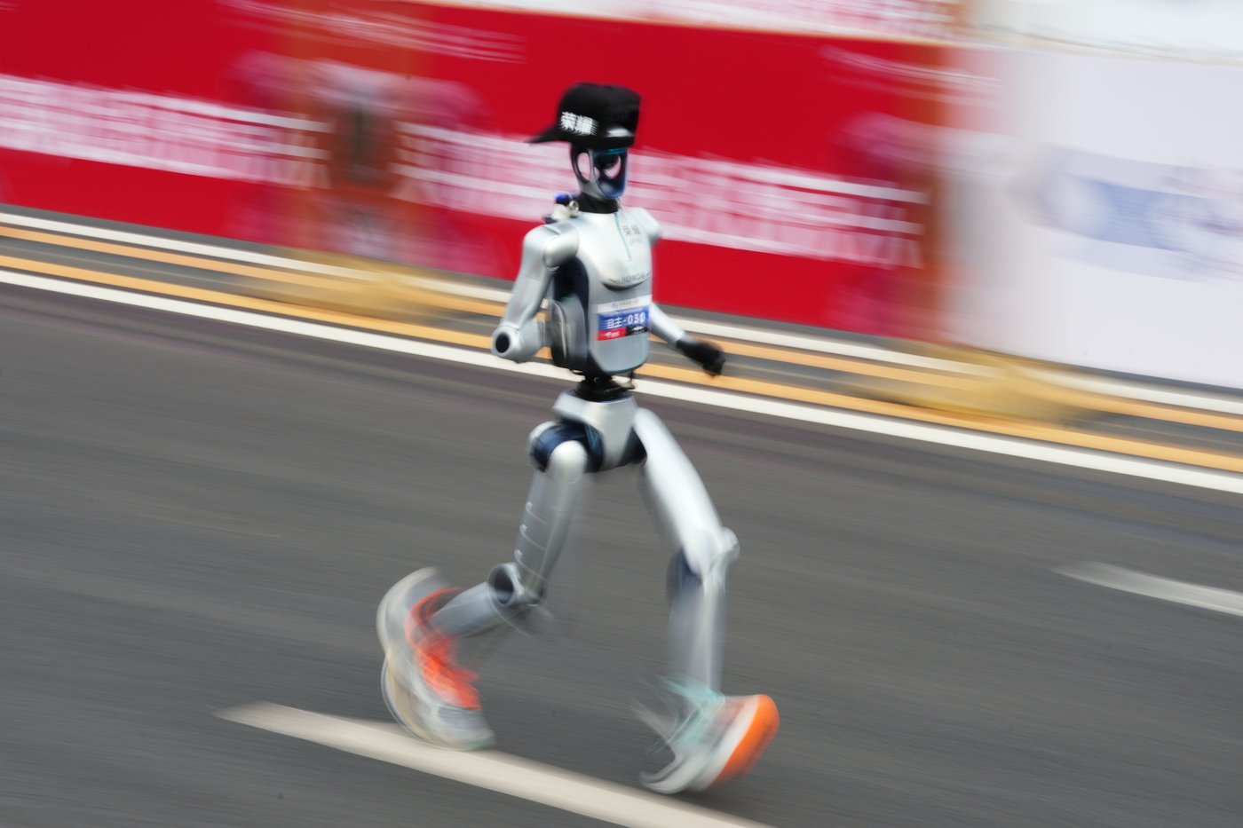 A humanoid robot sprints past the human half-marathon world record in Beijing race | iNFOnews.ca