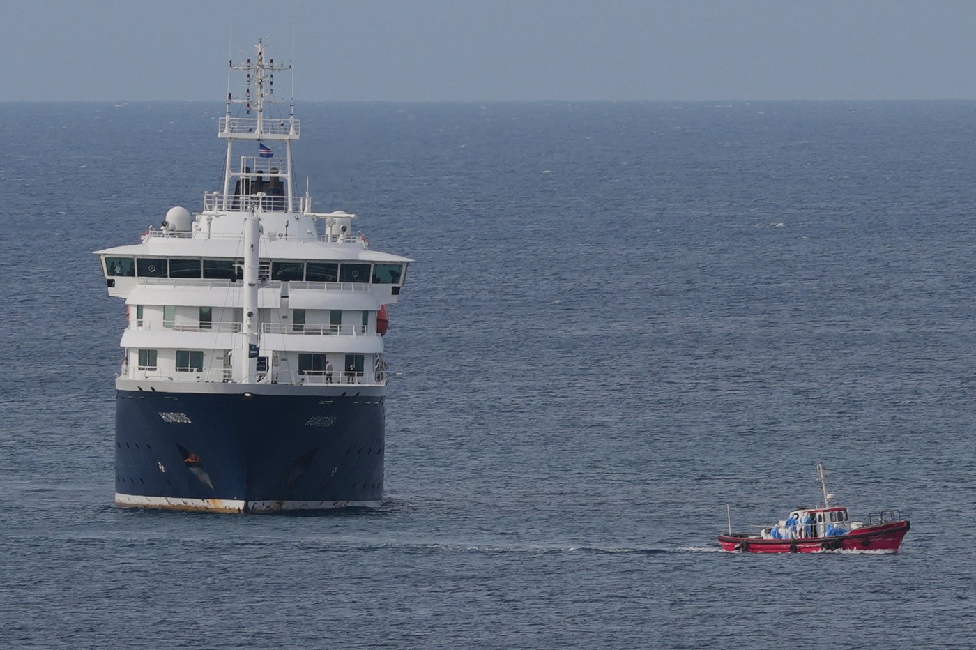Cruise ship with hantavirus outbreak heads to Canary Islands after 3 are evacuated | iNFOnews.ca