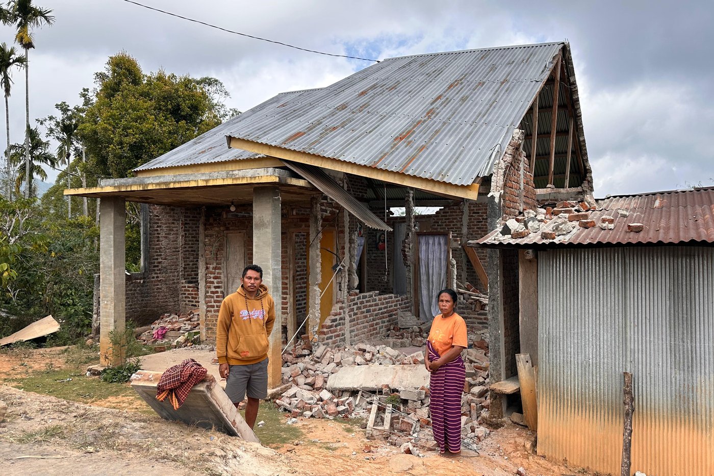 Rescuers dig through rubble and landslides after Indonesia quake kills 51 | iNwheels Rescuers dig through rubble and landslides after Indonesia quake kills 51 | iNwheels