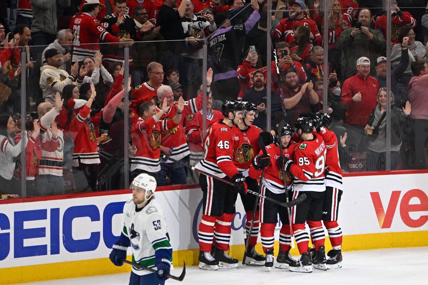 NHL-worst Canucks beat Blackhawks 6-3 to end seven-game skid | iNFOnews.ca