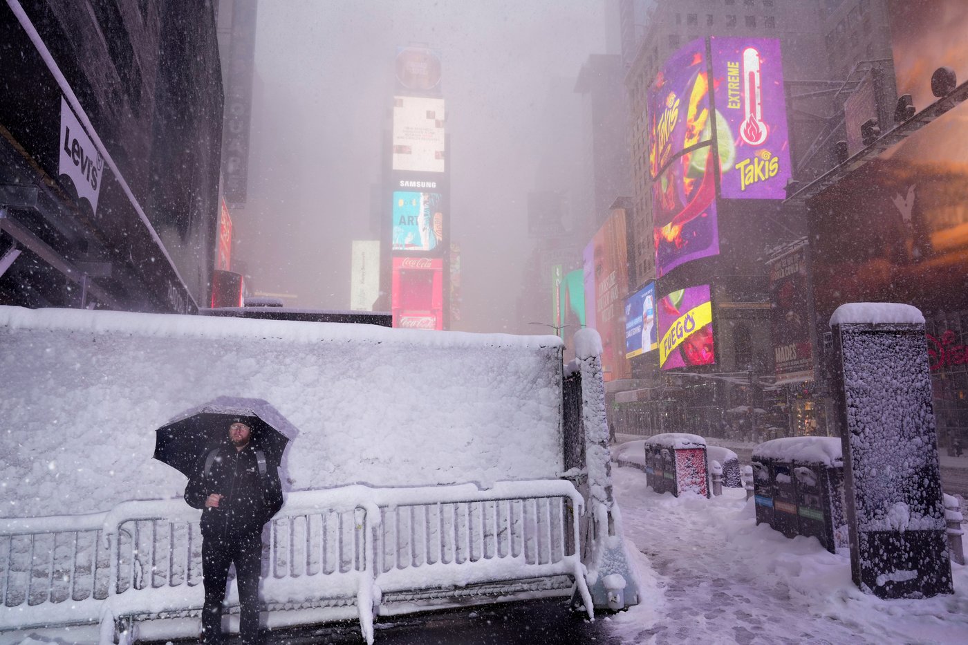 Photos of a massive snowstorm pummeling northeast US | iNFOnews.ca