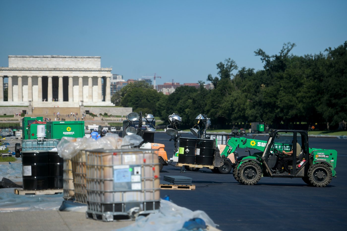 Water begins refilling Reflecting Pool after Trump's renovation to repaint it 'American flag blue' | iNFOnews.ca