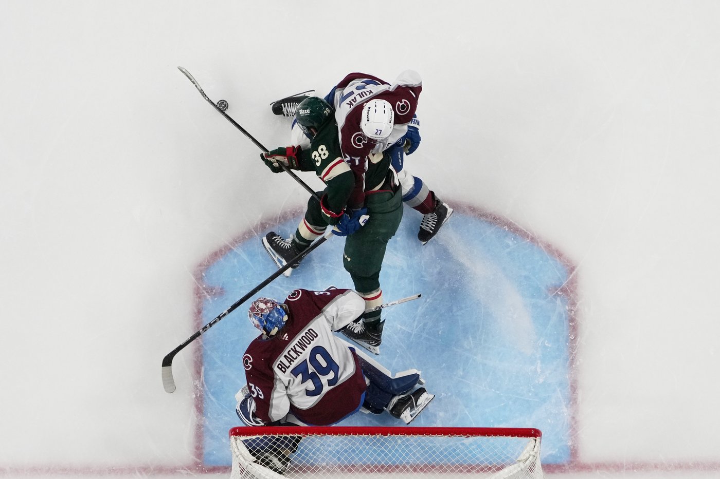 Avs make their first goalie change by pulling Wedgewood for Blackwood during Game 3 in loss to Wild | iNFOnews.ca