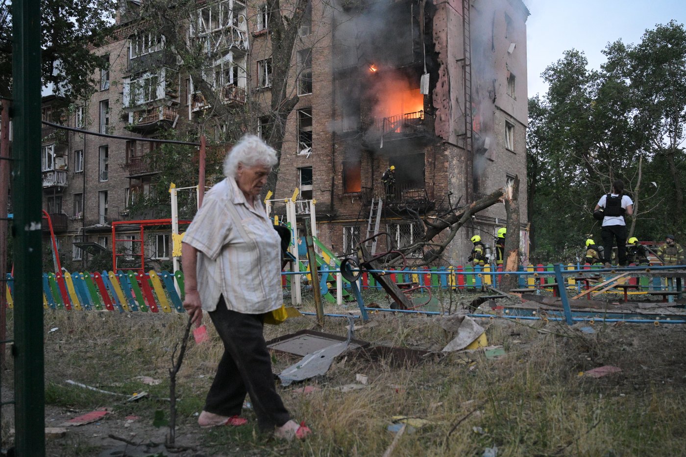A major Russian attack kills 20 in Kyiv as Ukrainian strikes disrupt Moscow's oil sector | iNFOnews.ca
