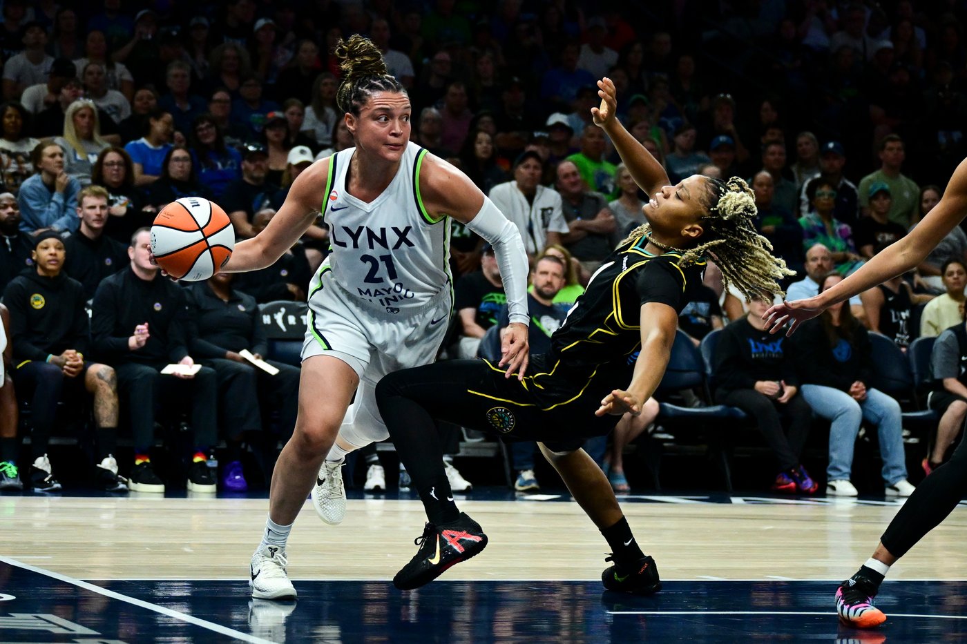 Sparks end Minnesota's 10-game winning streak, beating the WNBA-leading Lynx 89-82 | iNFOnews.ca