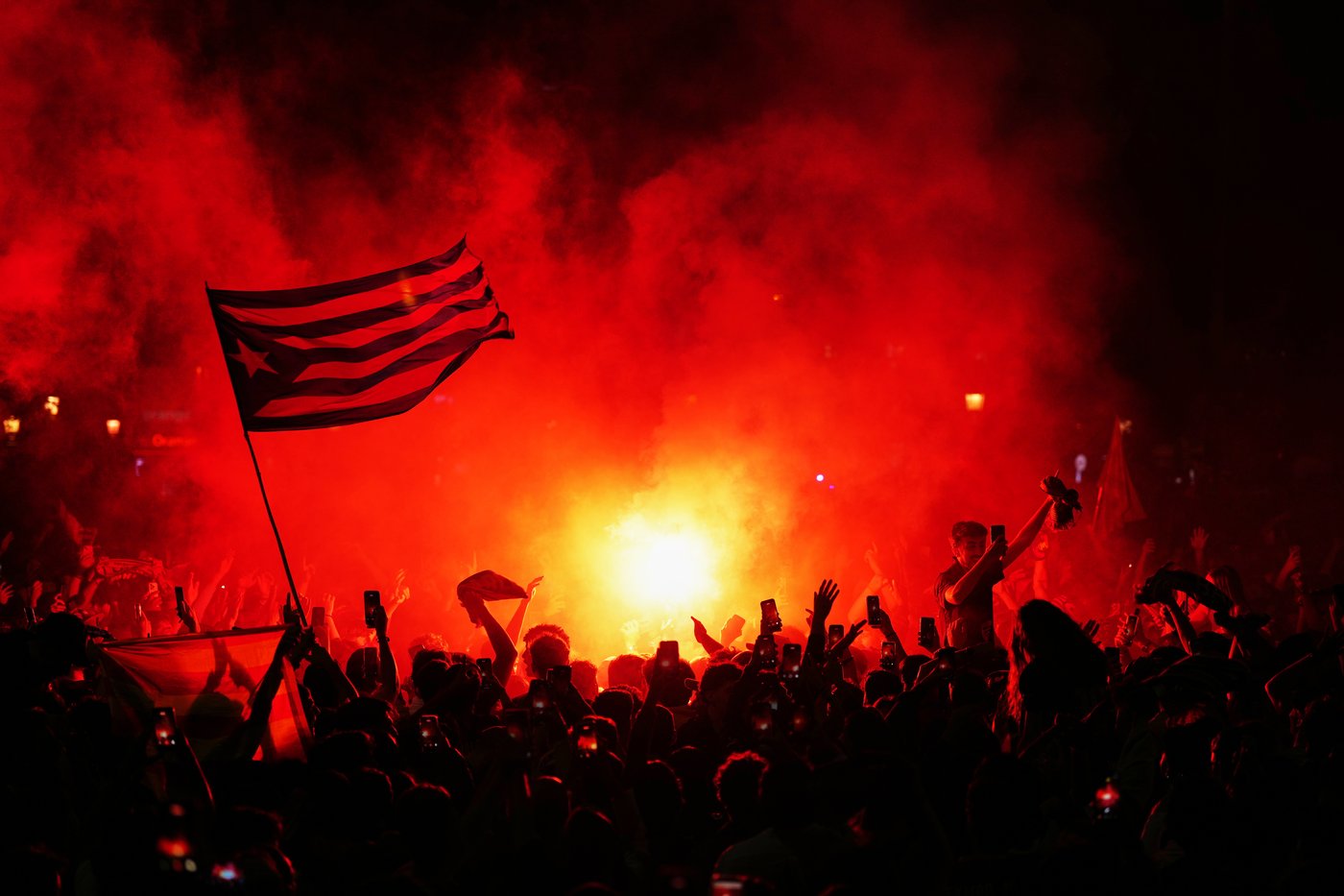 750,000 people take to the streets to celebrate Barcelona's league title | iNFOnews.ca