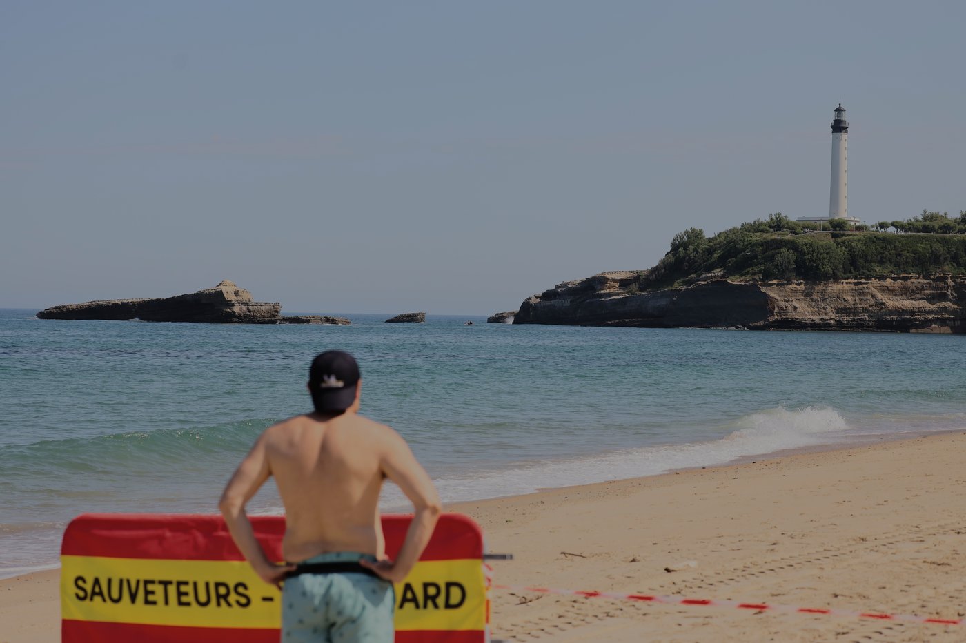 A cliff collapses near Biarritz lighthouse, killing a diver and leaving another missing | iNFOnews.ca