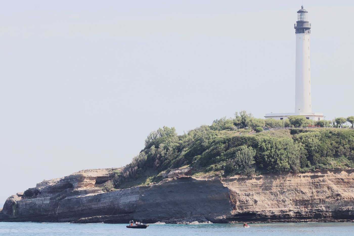A cliff collapses near Biarritz lighthouse, killing a diver and leaving another missing | iNFOnews.ca
