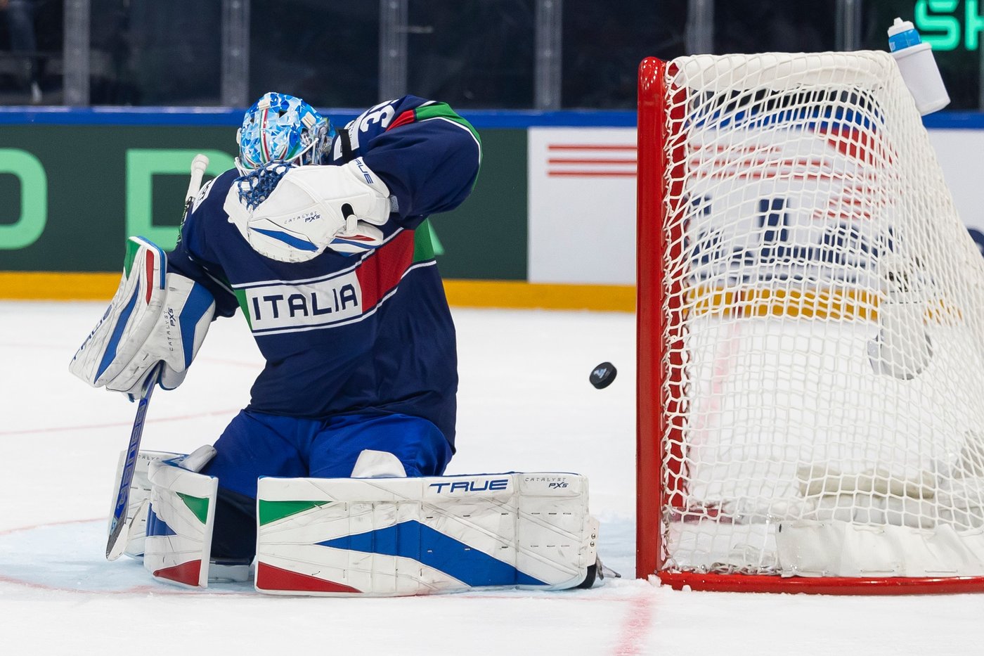 Teenage captain Celebrini scores 2 and Canada shuts out Italy at ice hockey worlds | iNFOnews.ca