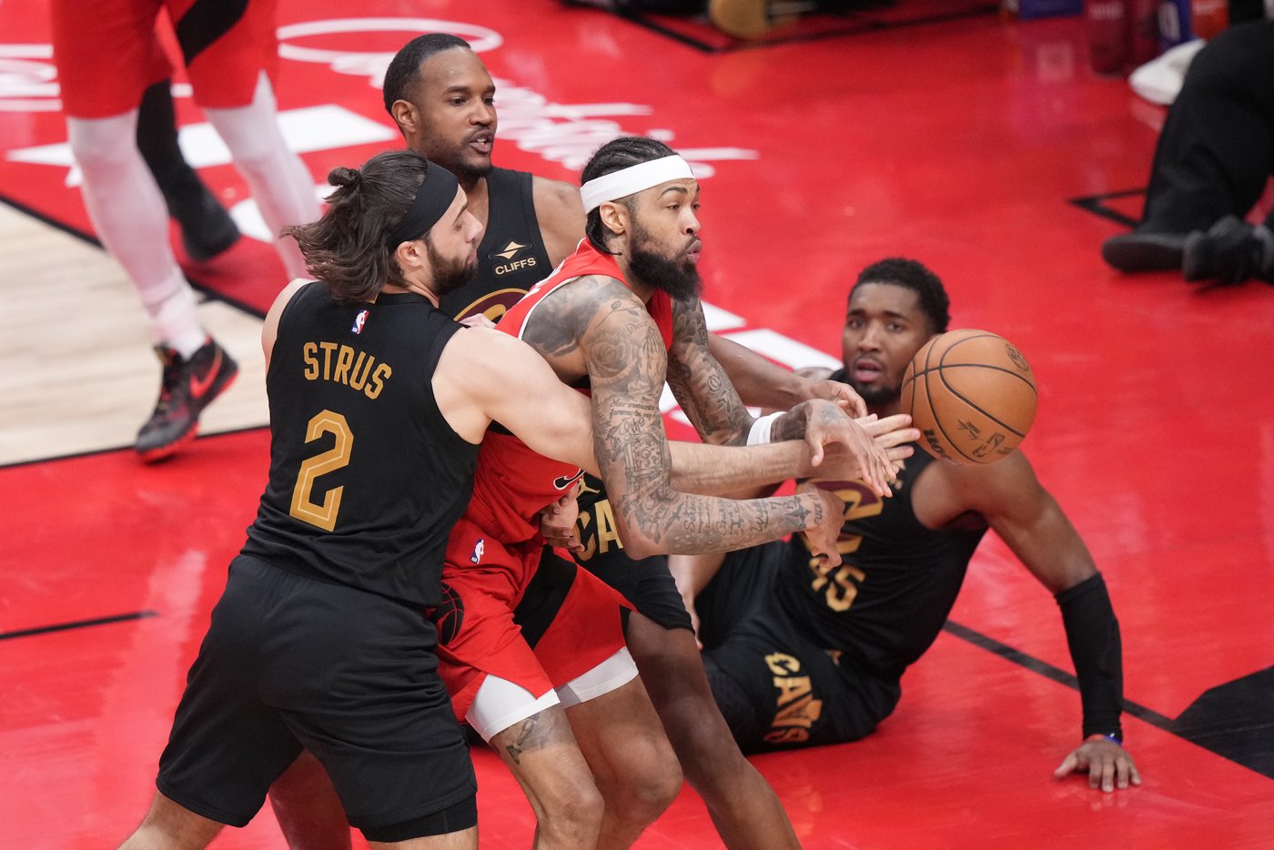 Brandon Ingram exits Raptors playoff game early with right heel inflammation | iNFOnews.ca