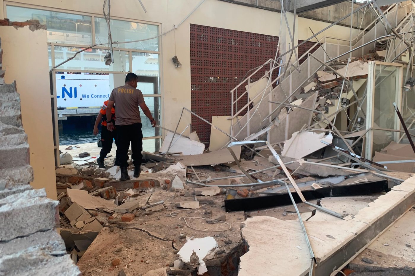Magnitude 7.7 earthquake strikes off Indonesia's coast, killing at least 20 and toppling buildings | iNFOnews.ca Magnitude 7.7 earthquake strikes off Indonesia's coast, killing at least 20 and toppling buildings | iNFOnews.ca