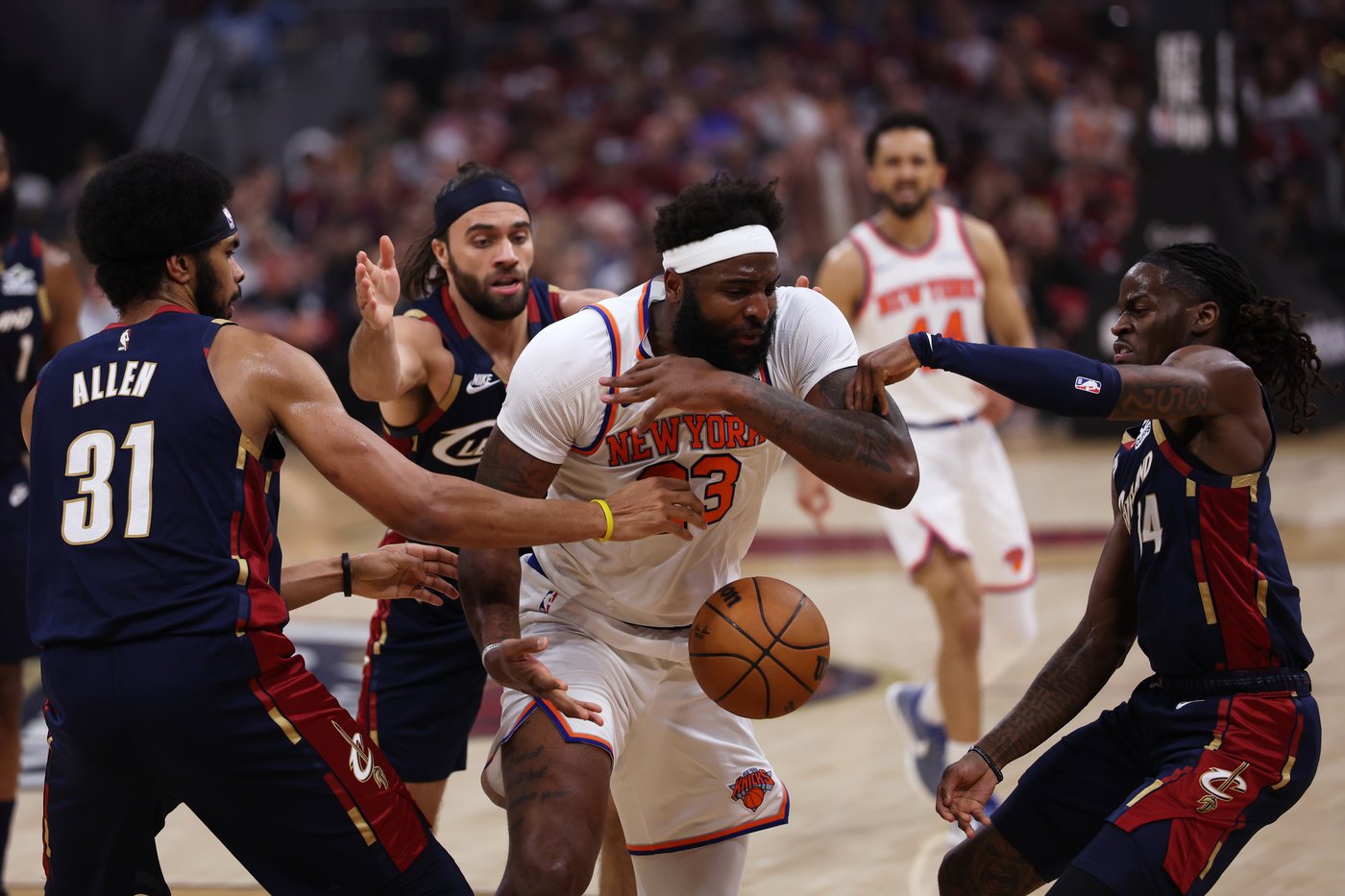 Knicks center Mitchell Robinson has a broken right pinkie finger, AP source says | iNFOnews.ca