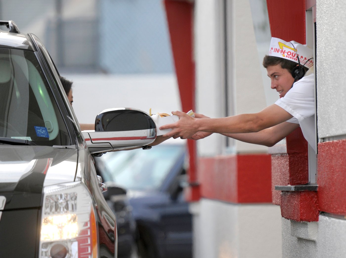 Pull up to the window, please, for a glimpse of an American icon: The drive-thru | iNwheels