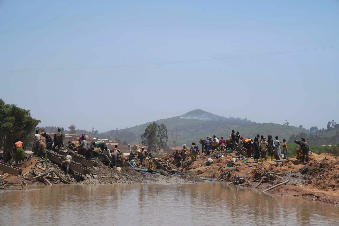 Mobile gold miners in eastern Congo complicate health workers' efforts to contain Ebola | iNFOnews.ca Mobile gold miners in eastern Congo complicate health workers' efforts to contain Ebola | iNFOnews.ca
