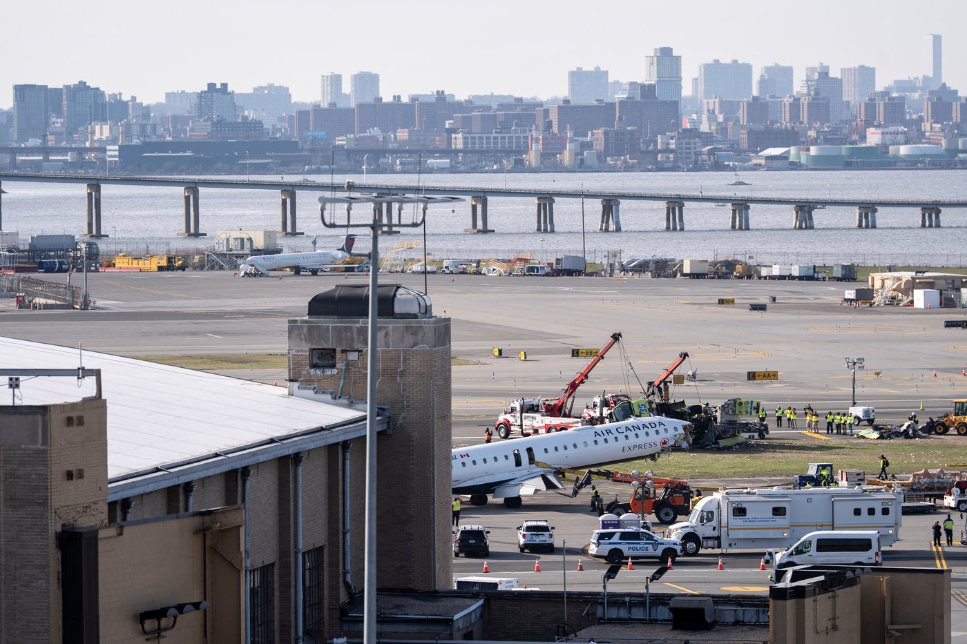 Mangled plane in LaGuardia crash is towed from runway as most injured passengers leave hospital | iNwheels
