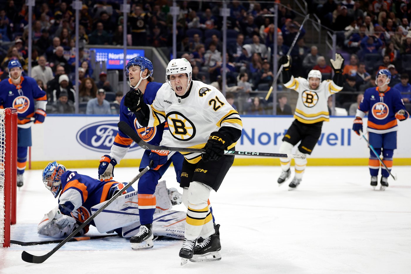 Alex Steeves scores twice as Bruins defeat Islanders 3-1 | iNFOnews.ca