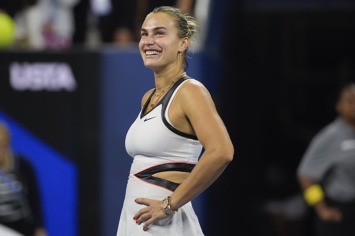 Defending US Open champ Sabalenka returns to semifinals when Vondrousova withdraws with knee injury | iNFOnews.ca