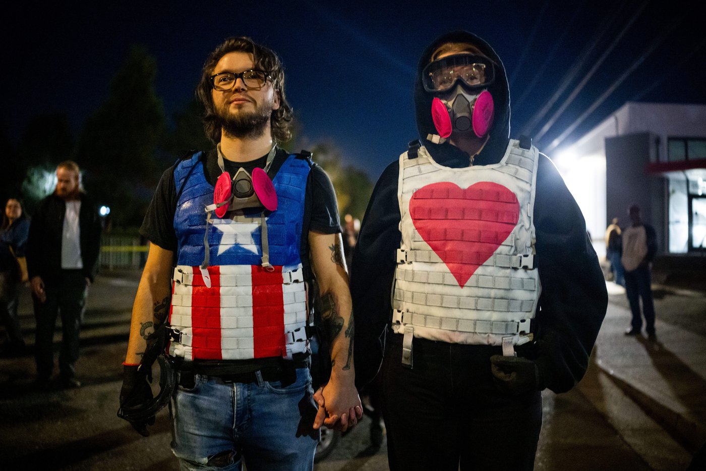 Photos of the mixed reactions to Trump's bid to deploy troops to more US cities | iNFOnews.ca