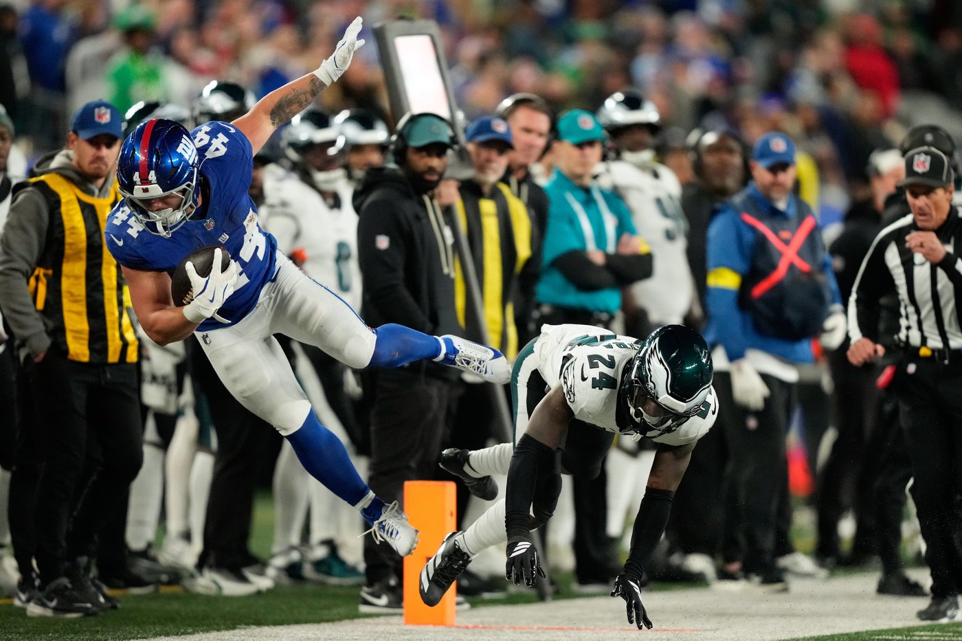 Cam Skattebo runs for 3 TDs and Jaxson Dart shines as the Giants beat the Eagles 34-17 | iNFOnews.ca Cam Skattebo runs for 3 TDs and Jaxson Dart shines as the Giants beat the Eagles 34-17 | iNFOnews.ca