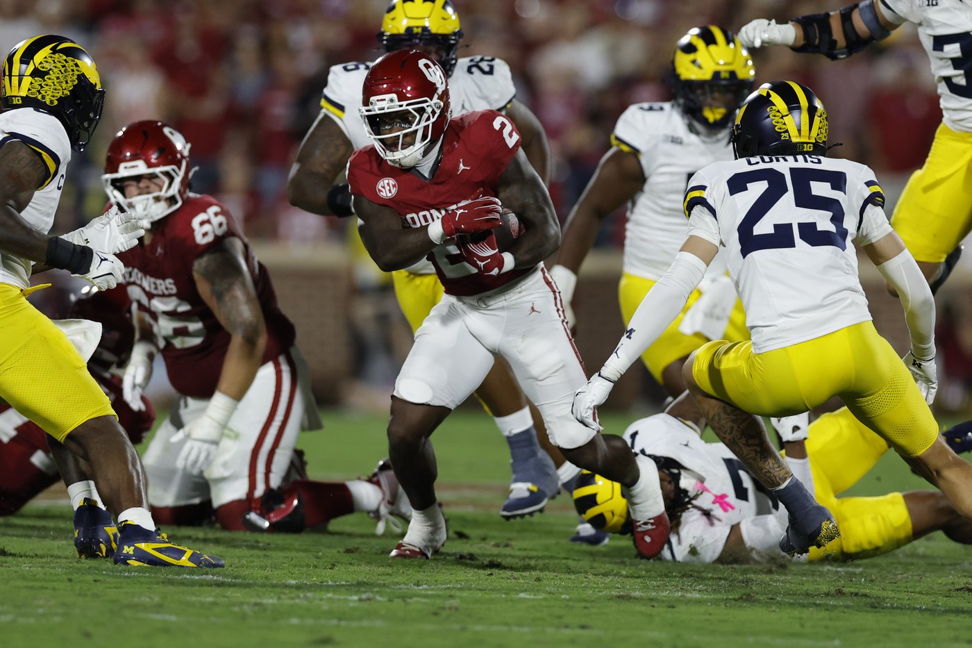 John Mateer has 2 TDs rushing, 1 passing as No. 18 Oklahoma beats No. 15 Michigan 24-13 | iNFOnews.ca