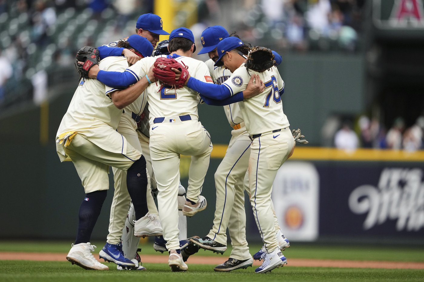 Raleigh matches Mantle, M's beat Angels, take sole possession of AL West lead with 9th win in row | iNFOnews.ca
