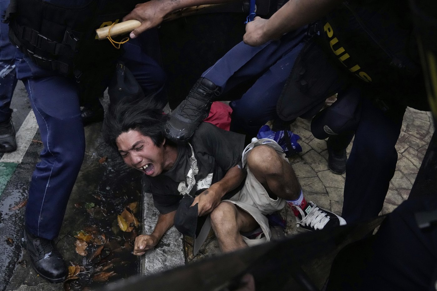 Philippine police arrested dozens after a violent clash near presidential palace, in photos | iNFOnews.ca