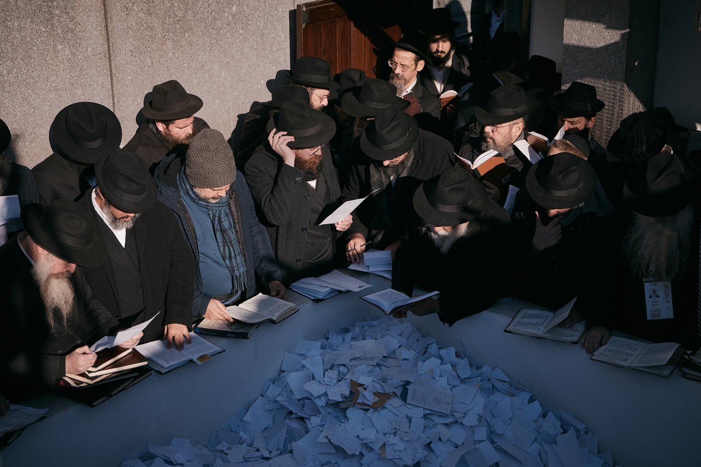 Photos of Hasidic Jewish rabbis praying at resting place of 'the Rebbe' in New York | iNFOnews.ca