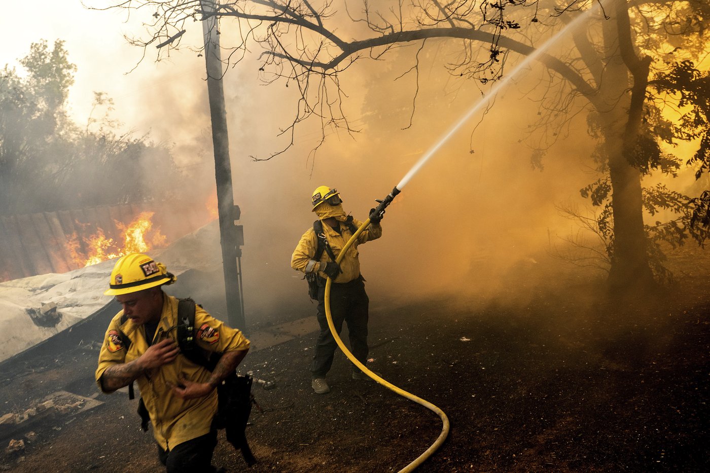 A wildfire sweeps through a historic California gold-mining town in photos | iNFOnews.ca