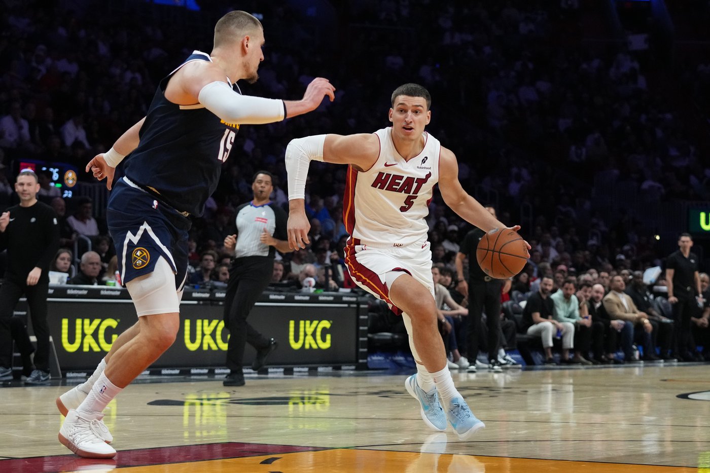 Nuggets star Nikola Jokic hurts left knee, limps off court at halftime in Miami | iNFOnews.ca