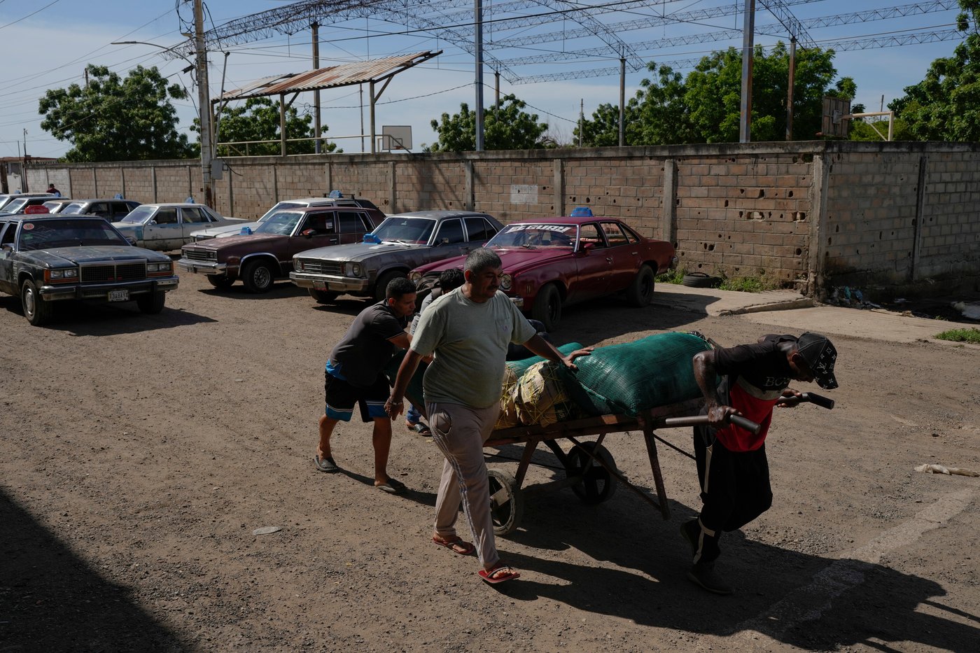 PHOTO ESSAY: Photos of Venezuelan migrants who returned home following US immigration crackdown | iNFOnews.ca