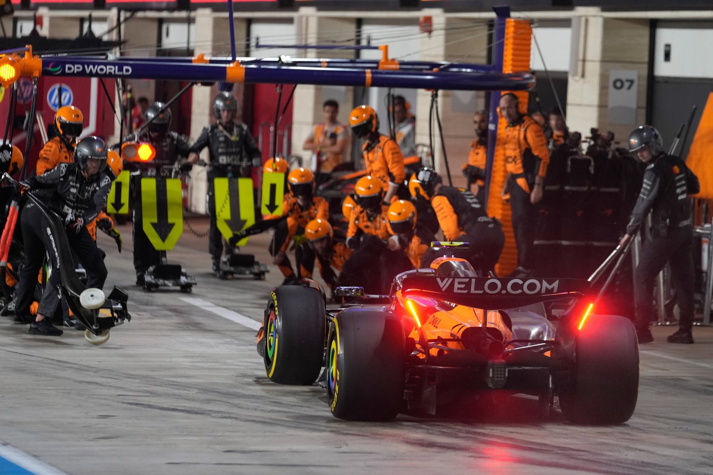 McLaren's botched strategy call helps Verstappen win Qatar GP as F1 title fight goes to final race | iNFOnews.ca