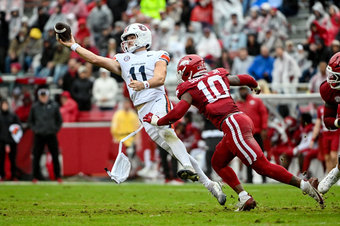 Late pick-6 helps lift Auburn to first SEC win over Arkansas 33-24 | iNFOnews.ca Late pick-6 helps lift Auburn to first SEC win over Arkansas 33-24 | iNFOnews.ca